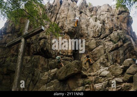 Sokoliki, Polonia. 31 agosto 2024. Gli scalatori sono visti salire la parete rocciosa nel settore di Sukiennice, con un scalatore libero visibile sulla destra, nella regione di arrampicata Sokoliki nel Voivodato della bassa Slesia, nel sud-ovest della Polonia. La regione di arrampicata Sokoliki (conosciuta anche come Soko'y o GÃ³ry Sokole) è molto popolare tra gli scalatori. La regione si trova nel sud-ovest della Polonia, a circa 15 km dalla città di Jelenia GÃ³ra. Durante la stagione calda, scalatori polacchi e stranieri visitano la regione per scalare le falesie di granito. (Immagine di credito: © Volha Shukaila/SOPA Images via ZUMA Pres Foto Stock