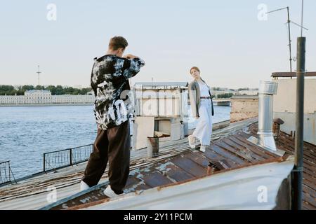 Cattura l'attimo sul tetto affacciato sul fiume Foto Stock