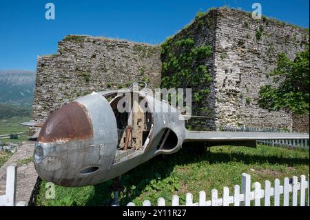 Albania, penisola balcanica, Europa sudorientale, Repubblica d'Albania, Albania meridionale, contea di Gjirokastra, valle del fiume Drino, Gjirokastra, città vecchia, sito patrimonio dell'umanità dell'UNESCO, Lockheed T-33 degli Stati Uniti, fortezza del castello Foto Stock