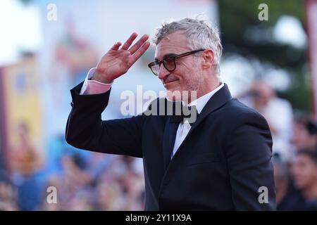 Joaquin Phoenix posa per i fotografi all'arrivo per la prima del film 'Joker: Folie A Deux' durante la 81a edizione della Mostra del Cinema di Venezia a Venezia, Italia, mercoledì 4 settembre 2024. (Foto di Gian Mattia D'Alberto/LaPresse) crediti: LaPresse/Alamy Live News Foto Stock