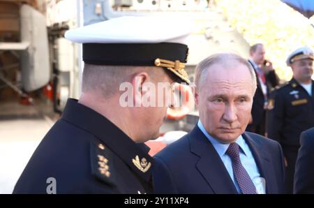Vladivostok, Russia. 4 settembre 2024. Il presidente russo Vladimir Putin, a destra, visita la corvetta missilistica guidata classe Steregushchiy Rezky con il comandante della flotta del Pacifico Viktor Liina, a sinistra, presso la flottiglia Primorye delle All-Arms Forces, 4 settembre 2024 a Uliss Bay, Vladivostok, Russia. Crediti: Vyacheslav Prokofyev/piscina del Cremlino/Alamy Live News Foto Stock