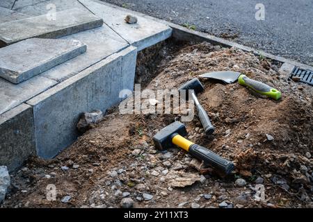 Dettaglio di una piastrella di pavimentazione con interblocco sul marciapiede, concetto di costruzione Foto Stock