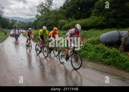 Cotiello, Spagna. 4 settembre 2024 - Thomas Champion (Cofidis), Thibaut Guernalec (Arkea B&B), Xabier Isasa (Euskatel Euskadi), Jonas Wislsy (lotto Dstiny). Vuelta Ciclista a España 2024. Crediti: Javier Fernández Santiago / Alamy Live News Foto Stock