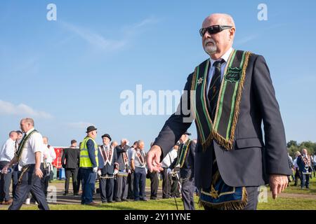 Membri dello Stranocum Royal Black Preceptory alla Annual Co Antrim Grand Black Chapter sfilata dello scorso sabato. Ballymena, Regno Unito - 31 agosto 2024. Foto Stock