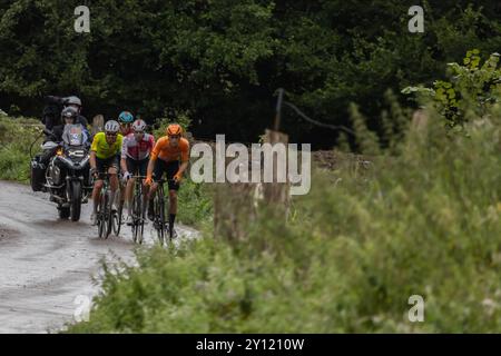 Cotiello, Spagna. 4 settembre 2024 - Thomas Champion (Cofidis), Thibaut Guernalec (Arkea B&B), Xabier Isasa (Euskatel Euskadi), Jonas Wislsy (lotto Dstiny). Vuelta Ciclista a España 2024. Crediti: Javier Fernández Santiago / Alamy Live News Foto Stock