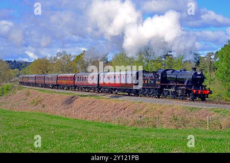 Recentemente revisionato LMS Mogul dirige un treno di carrozze d'epoca oltre Foley Park tra Bewdley e Kidderminster durante il Gala della Severn Valley Railway. Foto Stock