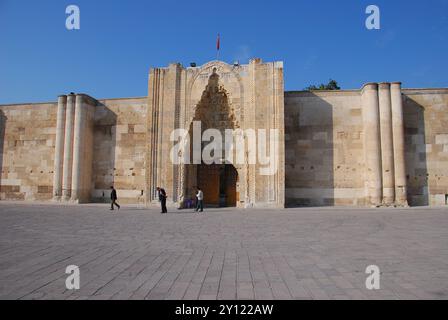 Sultanhani, Aksaray, Turchia. 09.16.09: Vecchia facciata del 1229. Sultanhani Caravanserai, il più grande di tutti i caravansari selgiuchidi in Anatolia. Foto Stock