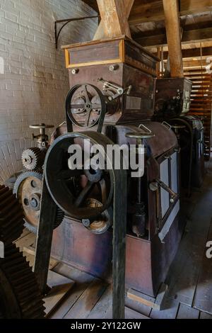 Vecchia fabbricazione di farina. Mulini a rulli in un vecchio impianto di macinazione della farina. Foto Stock