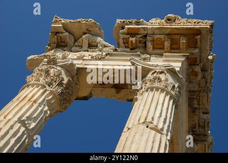 Acropoli di Pergamo, Bergama, Turchia. Antiche colonne di edifici in rovina. Foto Stock