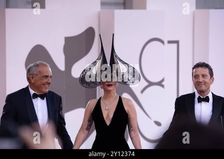 News - Joker: Folie a Deux - Red Carpet - la 81esima Mostra Internazionale d'Arte cinematografica di Venezia Alberto Barbera, Lady Gaga e il presidente della Biennale Pietrangelo Buttafuoco partecipano al tappeto rosso Joker: Folie a Deux durante la 81esima Mostra Internazionale d'Arte cinematografica di Venezia presso la sala grande il 4 settembre 2024 a Venezia. Foto: Cinzia Camela. Lido di Venezia Palazzo del Cinema Italia Copyright: XCinziaxCamelax/xLiveMediax LPN 1504134 Foto Stock