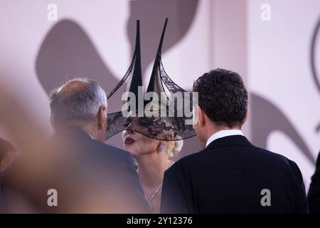 News - Joker: Folie a Deux - Red Carpet - la 81esima Mostra Internazionale d'Arte cinematografica di Venezia Alberto Barbera, Lady Gaga e il presidente della Biennale Pietrangelo Buttafuoco partecipano al tappeto rosso Joker: Folie a Deux durante la 81esima Mostra Internazionale d'Arte cinematografica di Venezia presso la sala grande il 4 settembre 2024 a Venezia. Foto: Cinzia Camela. Lido di Venezia Palazzo del Cinema Italia Copyright: XCinziaxCamelax/xLiveMediax LPN 1504130 Foto Stock
