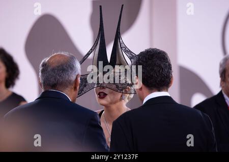 News - Joker: Folie a Deux - Red Carpet - la 81esima Mostra Internazionale d'Arte cinematografica di Venezia Alberto Barbera, Lady Gaga e il presidente della Biennale Pietrangelo Buttafuoco partecipano al tappeto rosso Joker: Folie a Deux durante la 81esima Mostra Internazionale d'Arte cinematografica di Venezia presso la sala grande il 4 settembre 2024 a Venezia. Foto: Cinzia Camela. Lido di Venezia Palazzo del Cinema Italia Copyright: XCinziaxCamelax/xLiveMediax LPN 1504129 Foto Stock