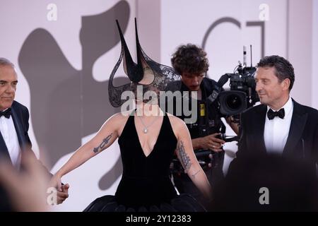 News - Joker: Folie a Deux - Red Carpet - la 81esima Mostra Internazionale d'Arte cinematografica di Venezia Alberto Barbera, Lady Gaga e il presidente della Biennale Pietrangelo Buttafuoco partecipano al tappeto rosso Joker: Folie a Deux durante la 81esima Mostra Internazionale d'Arte cinematografica di Venezia presso la sala grande il 4 settembre 2024 a Venezia. Foto: Cinzia Camela. Lido di Venezia Palazzo del Cinema Italia Copyright: XCinziaxCamelax/xLiveMediax LPN 1504133 Foto Stock
