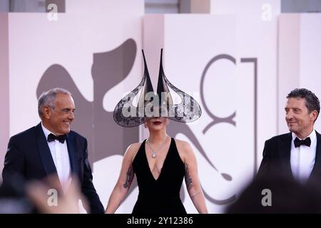 News - Joker: Folie a Deux - Red Carpet - la 81esima Mostra Internazionale d'Arte cinematografica di Venezia Alberto Barbera, Lady Gaga e il presidente della Biennale Pietrangelo Buttafuoco partecipano al tappeto rosso Joker: Folie a Deux durante la 81esima Mostra Internazionale d'Arte cinematografica di Venezia presso la sala grande il 4 settembre 2024 a Venezia. Foto: Cinzia Camela. Lido di Venezia Palazzo del Cinema Italia Copyright: XCinziaxCamelax/xLiveMediax LPN 1504135 Foto Stock