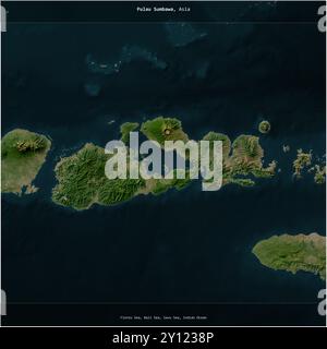 Pulau Sumbawa nel Mare di Bali, appartenente all'Indonesia, ritagliato in quadrato su un'immagine satellitare scattata il 15 giugno 2015 Foto Stock