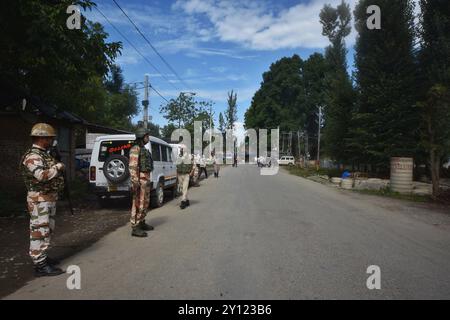 Qazigund, Jammu e Kashmir, India. 4 settembre 2024. Soldati indiani sorvegliano durante una manifestazione elettorale a Dooru a circa 78 chilometri a sud di Srinagar, Kashmir controllato dagli indiani, mercoledì 4 settembre 2024. (Credit Image: © Mubashir Hassan/Pacific Press via ZUMA Press Wire) SOLO PER USO EDITORIALE! Non per USO commerciale! Foto Stock