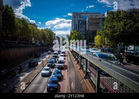 Euston Rd London - traffico sul trafficato sottopassaggio di Euston Road nel centro di Londra. Traffico di Euston Rd. Foto Stock