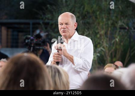 Berlino, Germania. 4 settembre 2024. Il Cancelliere tedesco Olaf Scholz si è impegnato in una sincera discussione con i cittadini mercoledì sera, 4 settembre 2024, durante l'ultima edizione di ''KanzlerGESPRAECH'', tenutasi presso l'UFA-Fabrik di Berlino. L'evento, che è stato trasmesso in diretta streaming sul sito ufficiale del governo, ha offerto una piattaforma per il Cancelliere per ascoltare direttamente dal pubblico le loro preoccupazioni e aspettative nei confronti del governo. Scholz affrontò molte questioni urgenti, tra cui il dibattito in corso sulla migrazione e l'ascesa della politica di estrema destra in Germania. Risposta alle domande del cit Foto Stock