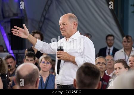 Berlino, Germania. 4 settembre 2024. Il Cancelliere tedesco Olaf Scholz si è impegnato in una sincera discussione con i cittadini mercoledì sera, 4 settembre 2024, durante l'ultima edizione di ''KanzlerGESPRAECH'', tenutasi presso l'UFA-Fabrik di Berlino. L'evento, che è stato trasmesso in diretta streaming sul sito ufficiale del governo, ha offerto una piattaforma per il Cancelliere per ascoltare direttamente dal pubblico le loro preoccupazioni e aspettative nei confronti del governo. Scholz affrontò molte questioni urgenti, tra cui il dibattito in corso sulla migrazione e l'ascesa della politica di estrema destra in Germania. Risposta alle domande del cit Foto Stock