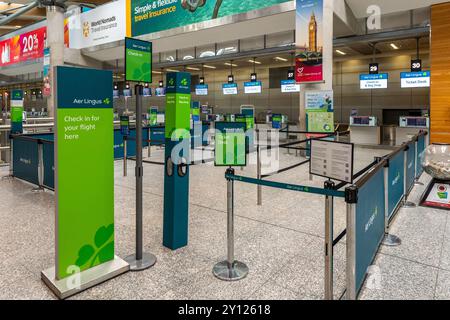 Banchi di check-in vuoti Aer Lingus presso l'aeroporto di Cork (ORK), Irlanda. Foto Stock