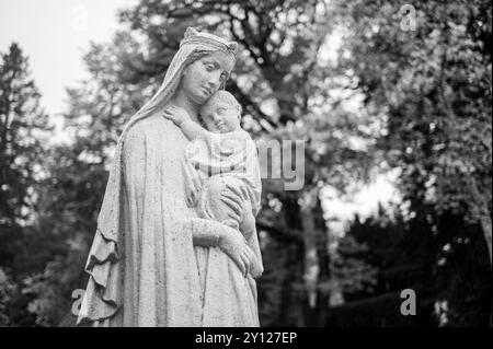 Una statua della Vergine Maria con Gesù bambino nel parco del monastero benedettino di Clervaux, Lussemburgo. Foto Stock