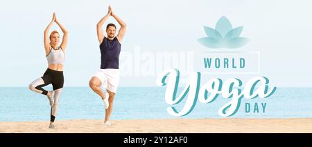Coppia matura che pratica yoga sulla spiaggia di mare. Banner per la giornata Mondiale dello Yoga Foto Stock