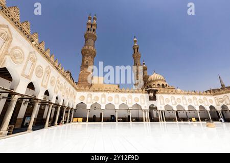 Moschea al-Azhar, Azhar, cortile con corridoio, area islamica nel vecchio Cairo, Cairo, Egitto, Nord Africa, Africa Foto Stock