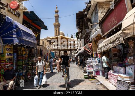 Bazar Khan al Khalili, principale via e minareto della moschea, area islamica del vecchio Cairo, Egitto, Nord Africa, Africa Foto Stock