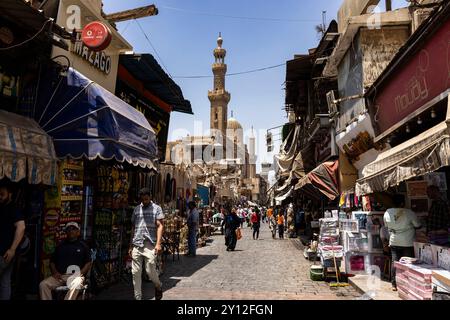 Bazar Khan al Khalili, principale via e minareto della moschea, area islamica del vecchio Cairo, Egitto, Nord Africa, Africa Foto Stock