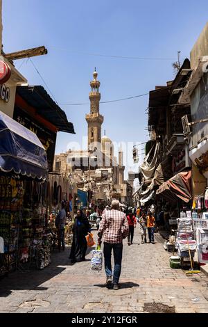 Bazar Khan al Khalili, strada principale e minareto della moschea, area islamica del vecchio Cairo, Egitto, Nord Africa, Africa Foto Stock