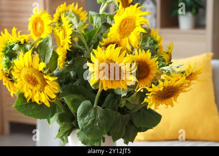 Vaso di bouquet di girasoli in soggiorno, primo piano Foto Stock