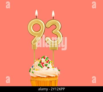 Compleanno numero 93 - candela dorata con cupcake Foto Stock