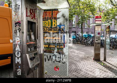 Alte, nicht mehr funktionstüchtige öffentliche Telefone, der Telekom, zerstört, verdreckte, am Hauptbahnhof in Düsseldorf, NRW, Deutschland, öffentliche Telefone *** vecchi, telefoni pubblici non più funzionali, di Telekom, distrutti, sporchi, presso la stazione principale di Düsseldorf, NRW, Germania, telefoni pubblici Foto Stock