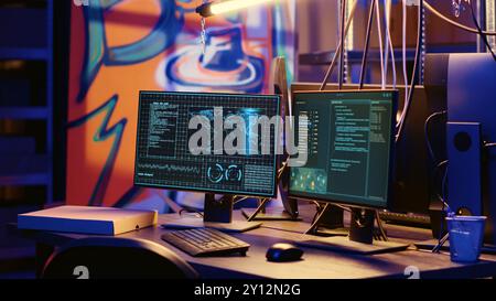 Sistema informatico ad alta tecnologia in una base sotterranea nascosta usata per lo spionaggio internazionale. Apparecchiature PC utilizzate per intercettare le onde sonore in un nascondiglio vuoto con pareti dipinte con graffiti Foto Stock