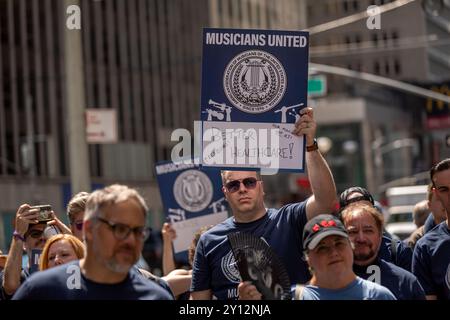 New York, Stati Uniti. 4 settembre 2024. NEW YORK, NEW YORK - 4 SETTEMBRE: L'American Federation of Musicians (AFM), un'unione che rappresenta oltre 70.000 musicisti nell'industria dello spettacolo, si riunisce al di fuori del Rockefeller Center mentre iniziano i negoziati per un nuovo contratto con l'Alliance of Motion Picture and Television Producers (AMPTP) il 4 settembre 2024 a New York. Dopo un anno in cui sia attori che scrittori hanno raggiunto il picchetto, molti temono che un altro sciopero di Hollywood possa essere all'orizzonte. (Foto di Michael Nigro/Sipa USA) credito: SIPA USA/Alamy Live News Foto Stock