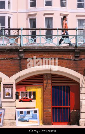 King's Road Arches sul lungomare di Brighton. Studio di artisti e galleria Brighton East Sussex Inghilterra anni '2001 2000 UK HOMER SYKES Foto Stock