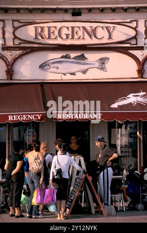 Il Regency Restaurant è un ristorante italiano di proprietà e gestione di pesce sul lungomare. È stato a lungo stabilito a Brighton. Clienti in coda per partecipare. Brighton, East Sussex, Inghilterra luglio 2001 2000s UK HOMER SYKES Foto Stock