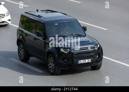 ISTANBUL, TURCHIA - 2 SETTEMBRE 2024: Land Rover Defender in esposizione. I veicoli fuoristrada di costruzione britannica, polivalenti e potenti hanno avuto voce in capitolo Foto Stock