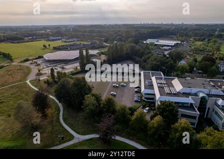 Parcheggio a energia solare vicino all'ufficio commerciale visto dall'alto Foto Stock