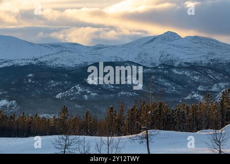Splendido paesaggio montano innevato nel nord del Canada, durante l'inverno nel territorio dello Yukon al largo dell'Alaska Highway. Foto Stock