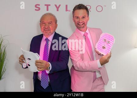 Londra, Regno Unito. 4 settembre 2024. Tom Pellereau e Lord Alan Sugar all'evento di lancio. Tom Pellereau lancia la sua ultima gamma di prodotti STYLPRO, tra cui l'innovativa maschera LED ad alte prestazioni e a costi contenuti. Tom Pellereau ha vinto l'edizione britannica di The Apprentice e ha ottenuto un investimento di 250.000 sterline da Lord Alan Sugar, uno degli imprenditori più noti del Regno Unito. Dopo 13 anni Tom e Lord Sugar sono ancora in affari insieme e il business ha visto una crescita significativa. Credito: SOPA Images Limited/Alamy Live News Foto Stock