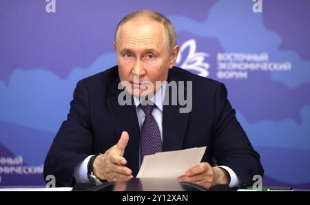 Vladivostok, Russia. 4 settembre 2024. Il presidente russo Vladimir Putin, commenta durante un incontro con i leader locali e regionali per discutere lo sviluppo delle infrastrutture nel Distretto Federale dell'Estremo Oriente, 4 settembre 2024 a Russky Island, territorio di Primorye, Russia. Crediti: Vyacheslav Prokofyev/piscina del Cremlino/Alamy Live News Foto Stock