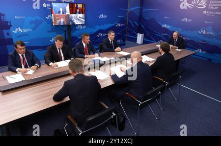 Vladivostok, Russia. 4 settembre 2024. Il presidente russo Vladimir Putin, a destra, incontra i leader locali e regionali per discutere lo sviluppo delle infrastrutture nel Distretto Federale dell'Estremo Oriente, 4 settembre 2024 a Russky Island, territorio di Primorye, Russia. Crediti: Vyacheslav Prokofyev/piscina del Cremlino/Alamy Live News Foto Stock