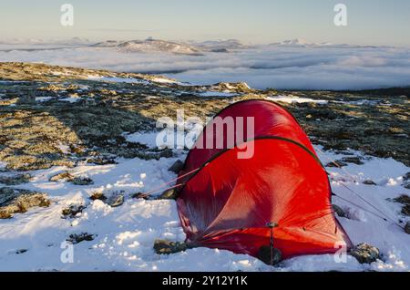 Tenda a Engerdalsfjellet con vista sul monte Rendalssoelen, Hedmark Fylke, Norvegia, Bivouac, Hedmark, Norvegia, Europa Foto Stock