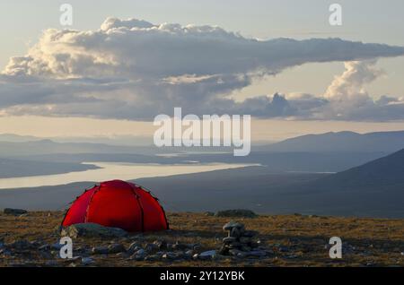 Tenda a Engerdalsfjellet con vista sul monte Rendalssoelen, Hedmark Fylke, Norvegia, Bivouac, Hedmark, Norvegia, Europa Foto Stock