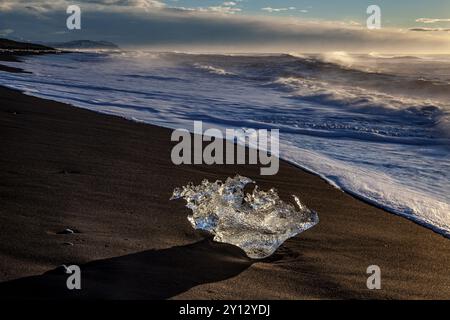 Banchina di ghiaccio sulla spiaggia alla luce della sera, mare, Breidamerkursandur, Joekulsarlon, Islanda sudorientale, Islanda, Europa Foto Stock