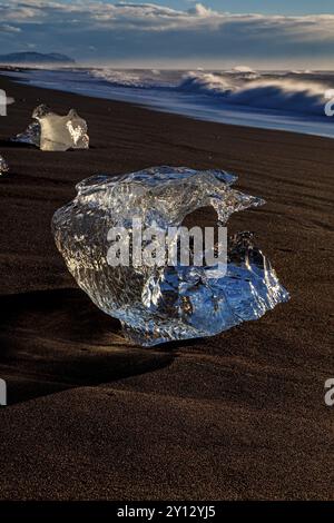 Banchi di ghiaccio sulla spiaggia alla luce della sera, mare, Breidamerkursandur, Joekulsarlon, Islanda sudorientale, Islanda, Europa Foto Stock