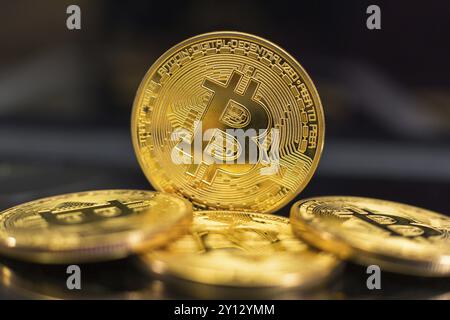 Moneta d'oro Bitcoin e sfondo sfocato. Concetto di criptovaluta digitale Foto Stock