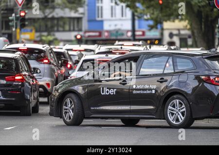 Noleggio auto, taxi, fornito ai passeggeri tramite un'app dal servizio di noleggio online Uber, a Duesseldorf, Renania settentrionale-Vestfalia, Germania, Europa Foto Stock