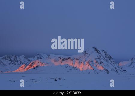 Luce serale sulle montagne innevate, Artico, Inverno, Kulusuk, Groenlandia orientale, Groenlandia, Nord America Foto Stock